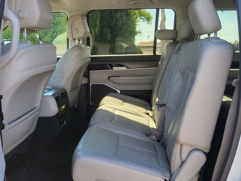 Used 2024 Jeep Wagoneer L Series II w/ Flexible Seating Group RWD image 29