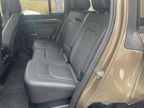 Used 2025 Land Rover Defender 110 X-Dynamic SE image 13