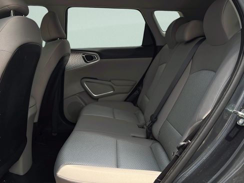 Used 2025 Kia Soul LX FWD image 10