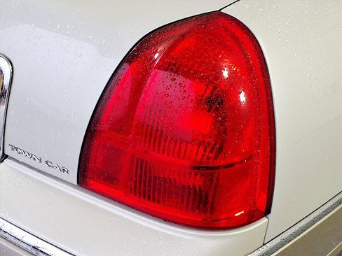 Used 2004 Lincoln Town Car Ultimate image 9