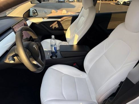 Used 2024 Tesla Model Y Long Range RWD image 6