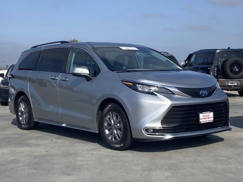 Certified 2024 Toyota Sienna XLE FWD image 2