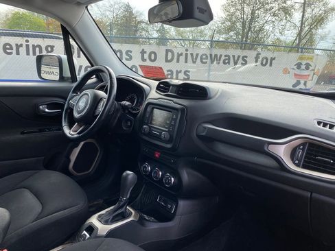 Used 2015 Jeep Renegade Latitude w/ Cold Weather Group FWD image 17