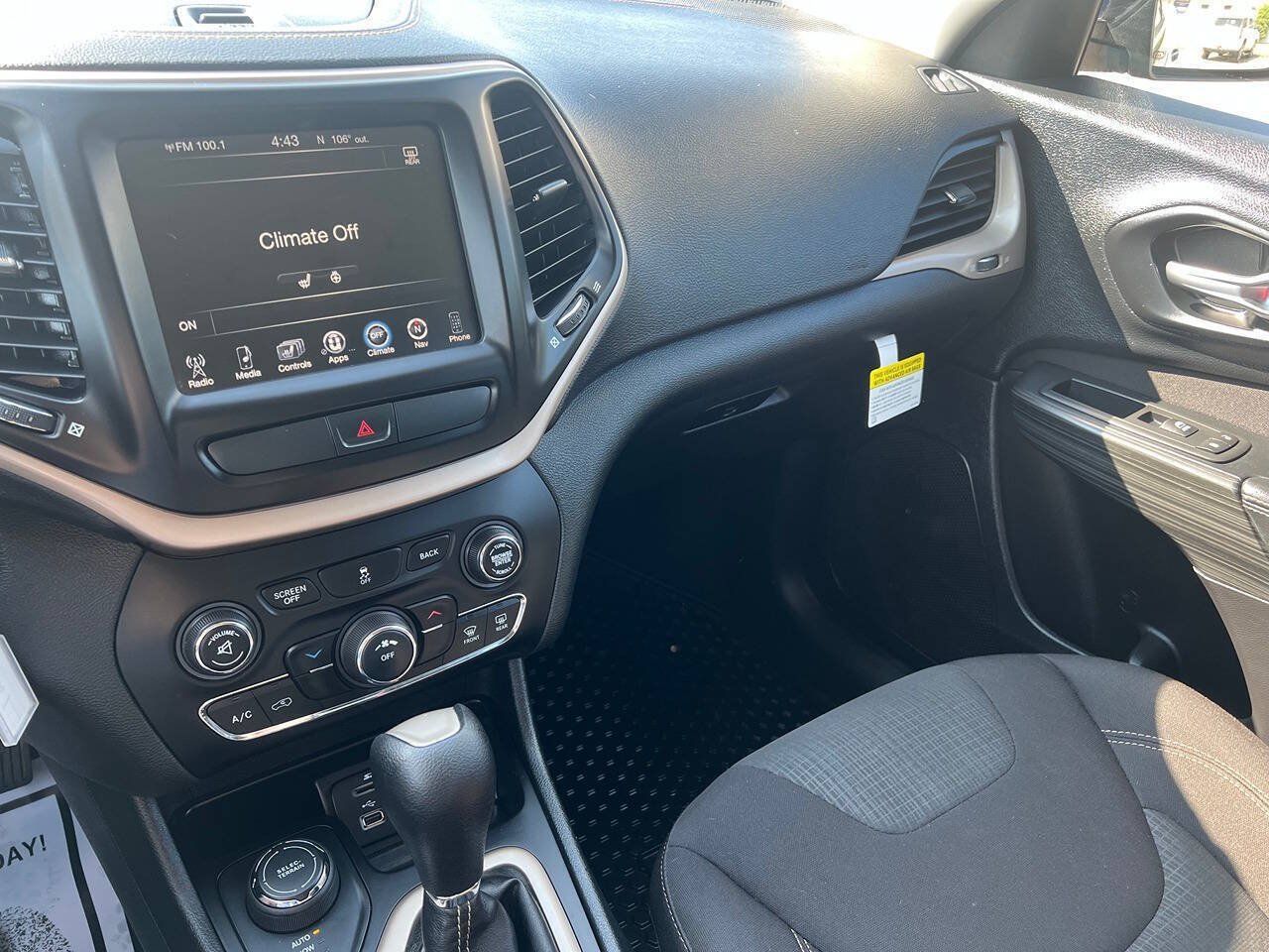 Used 2016 Jeep Cherokee Latitude w/ Cold Weather Group AWD/4WD image 13