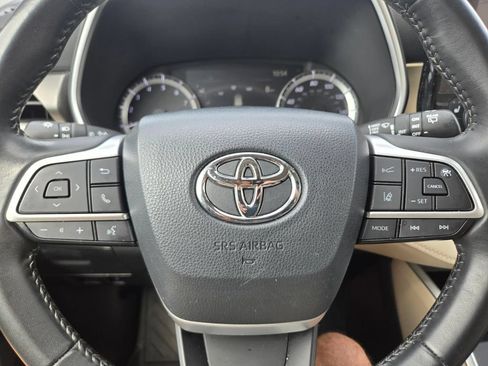 Used 2024 Toyota Highlander XLE AWD/4WD image 11