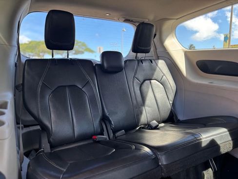 Used 2022 Chrysler Pacifica Touring-L w/ Uconnect Theater Family Group image 14
