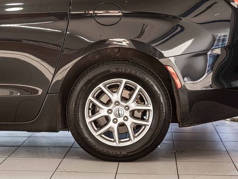 Used 2022 Chrysler Voyager LX image 9