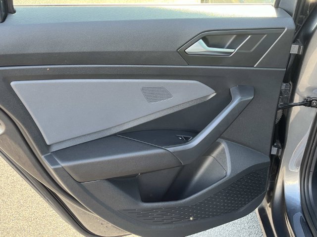 Used 2025 Volkswagen Jetta SE FWD image 17
