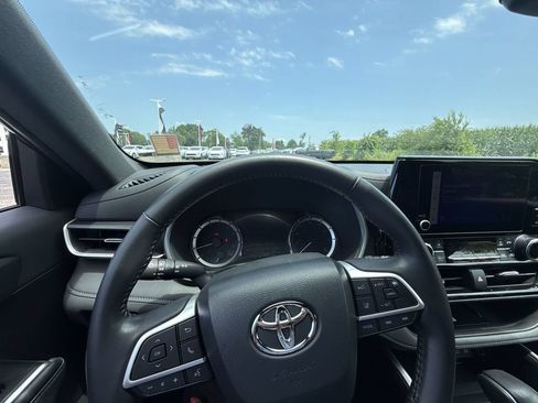 Used 2024 Toyota Highlander XSE FWD image 17