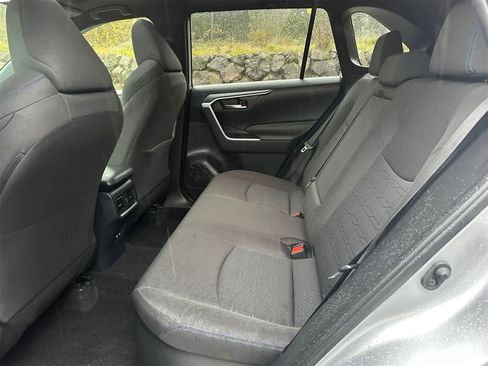 Used 2022 Toyota RAV4 SE image 11