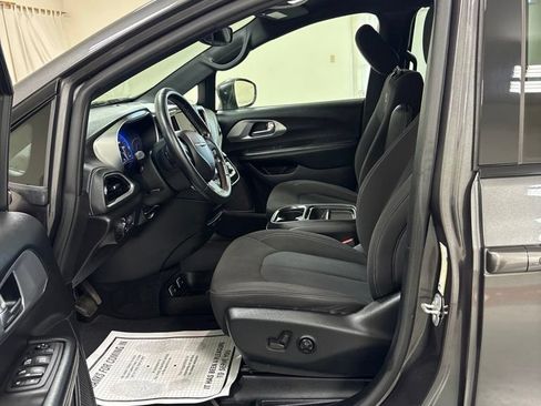 Used 2021 Chrysler Pacifica Touring w/ S Appearance Package FWD image 11