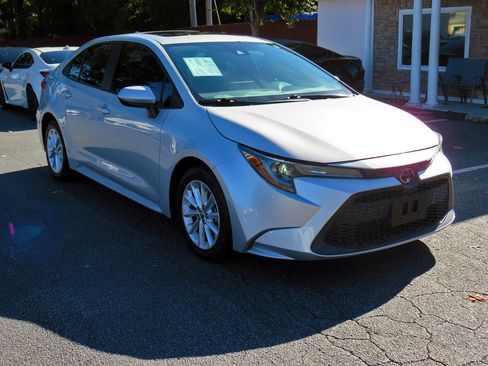 Used 2020 Toyota Corolla LE w/ LE Premium Package image 5