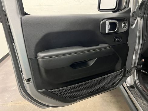 Used 2018 Jeep Wrangler Unlimited Sahara image 24