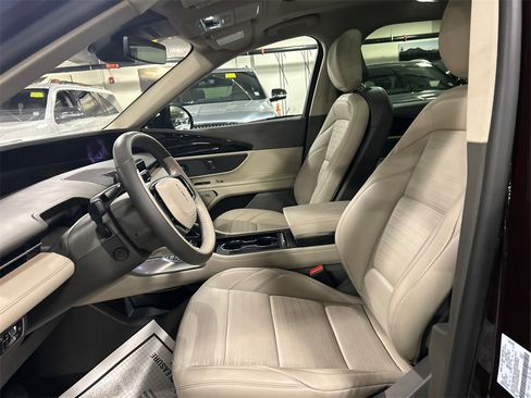 Used 2025 Lincoln Nautilus Reserve image 10