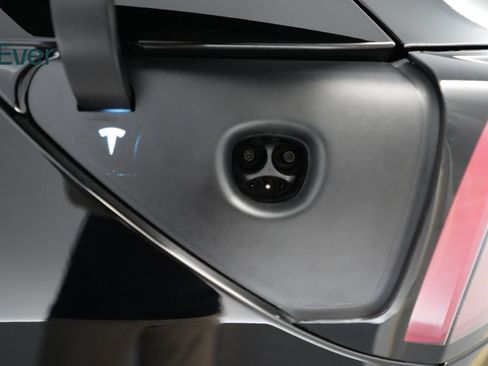 Used 2023 Tesla Model Y Long Range AWD/4WD image 10