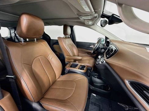 Used 2017 Chrysler Pacifica Limited FWD image 29