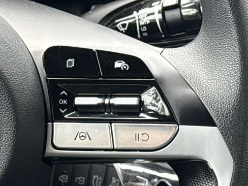 Used 2025 Hyundai Elantra SE FWD image 20