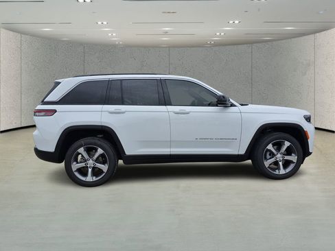 New 2026 Jeep Grand Cherokee Limited RWD image 3