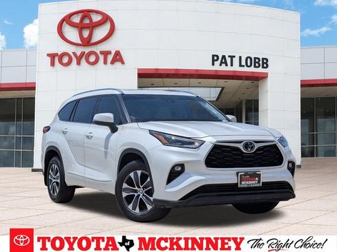 Used 2021 Toyota Highlander XLE AWD/4WD image 1