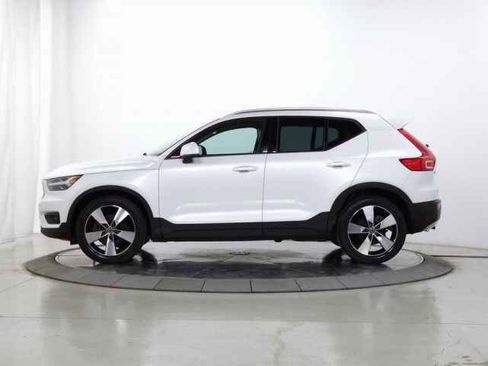 Used 2021 Volvo XC40 T5 Momentum image 4