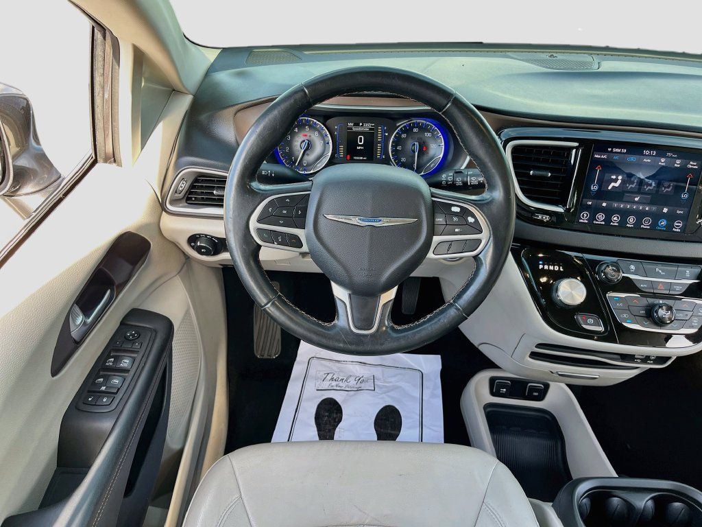 Used 2018 Chrysler Pacifica Touring-L w/ Premium Audio Group FWD image 21