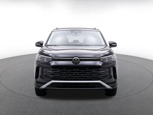 Used 2026 Volkswagen Tiguan SE FWD image 2