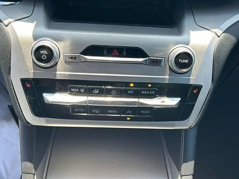 Certified 2022 Ford Explorer XLT RWD image 23