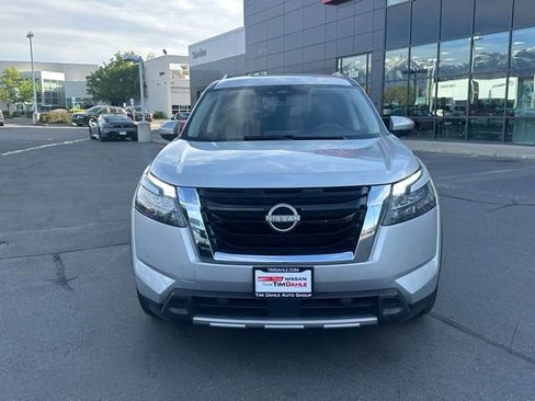Used 2025 Nissan Pathfinder SL AWD/4WD image 3