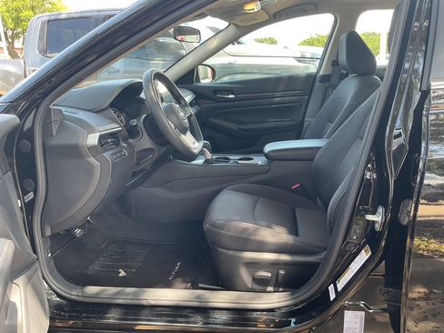 Used 2025 Nissan Altima 2.5 SV FWD image 8