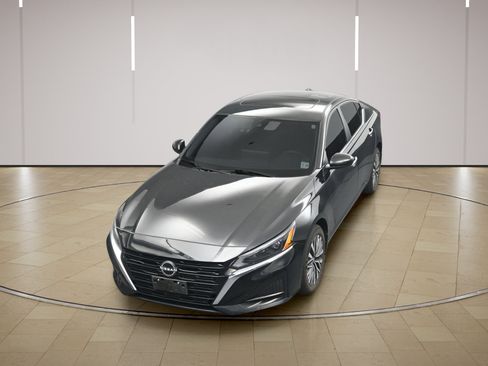 Certified 2025 Nissan Altima 2.5 SR FWD image 29