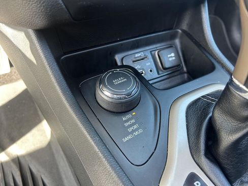 Used 2015 Jeep Cherokee Limited w/ Luxury Group image 22