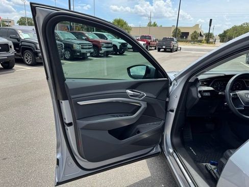 Used 2022 Audi e-tron Premium w/ Convenience Plus Package image 24