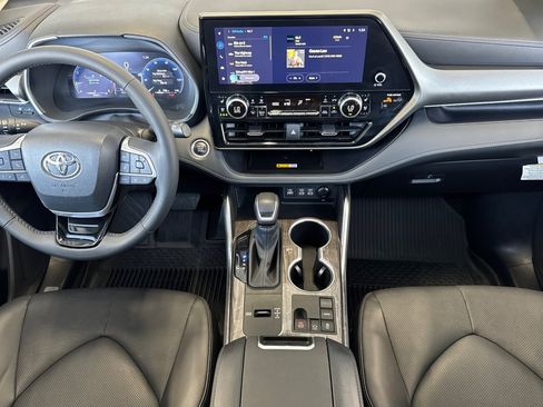 Certified 2024 Toyota Highlander Limited FWD image 12