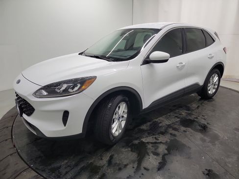 Used 2020 Ford Escape SE image 3