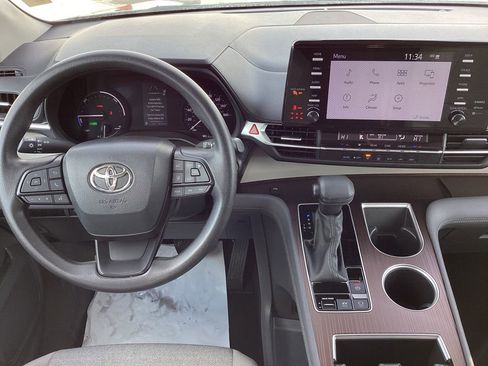 Used 2024 Toyota Sienna LE image 17