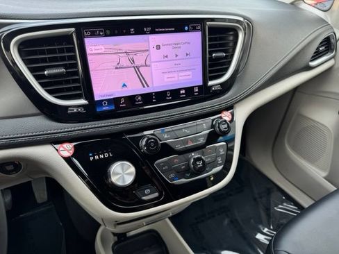Used 2024 Chrysler Pacifica Limited FWD image 16