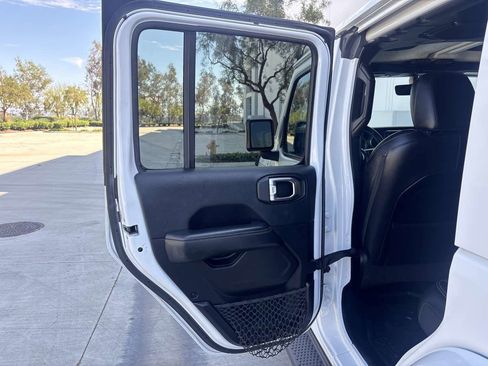 Used 2018 Jeep Wrangler Unlimited Sahara AWD/4WD image 11
