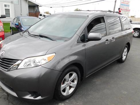 Used 2011 Toyota Sienna LE image 9
