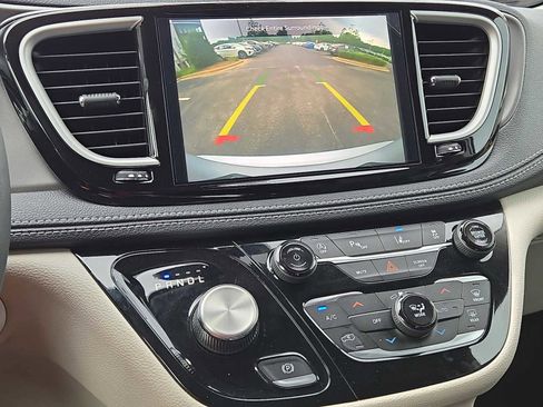 Used 2023 Chrysler Pacifica Touring-L image 50