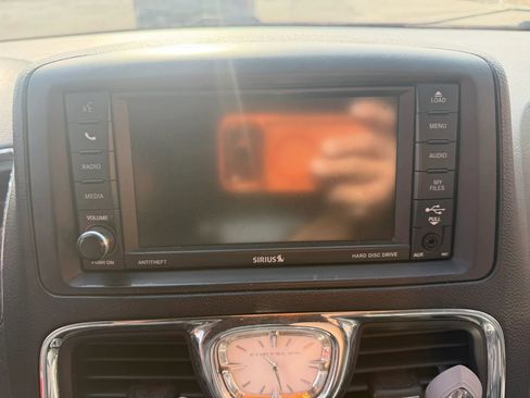 Used 2015 Chrysler Town & Country Touring image 18