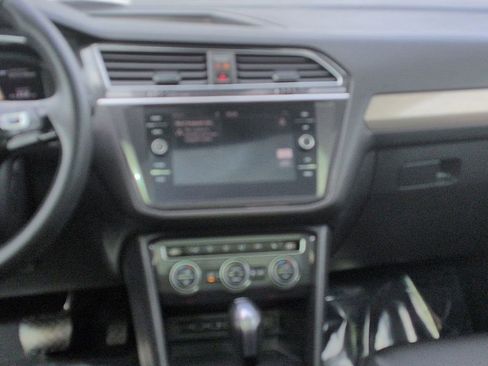 Used 2020 Volkswagen Tiguan SEL w/ 3rd Row Seat Package AWD/4WD image 17