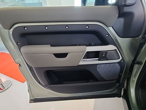 Used 2022 Land Rover Defender 110 SE image 13