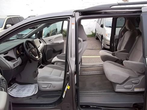 Used 2015 Toyota Sienna LE FWD image 7