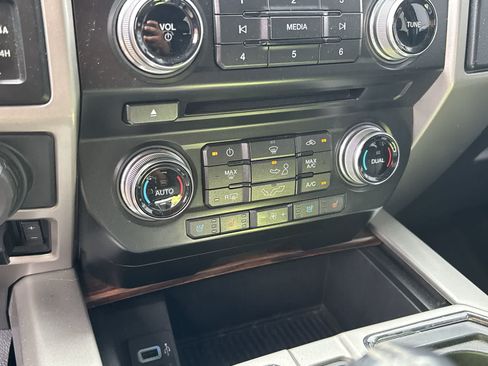 Used 2017 Ford F150 Lariat w/ Equipment Group 501A Mid AWD/4WD image 18