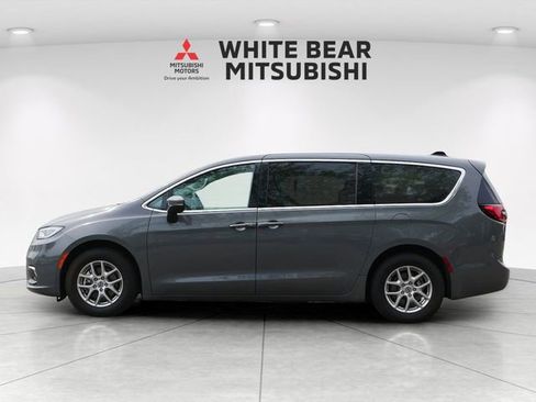 Used 2023 Chrysler Pacifica Touring-L FWD image 3