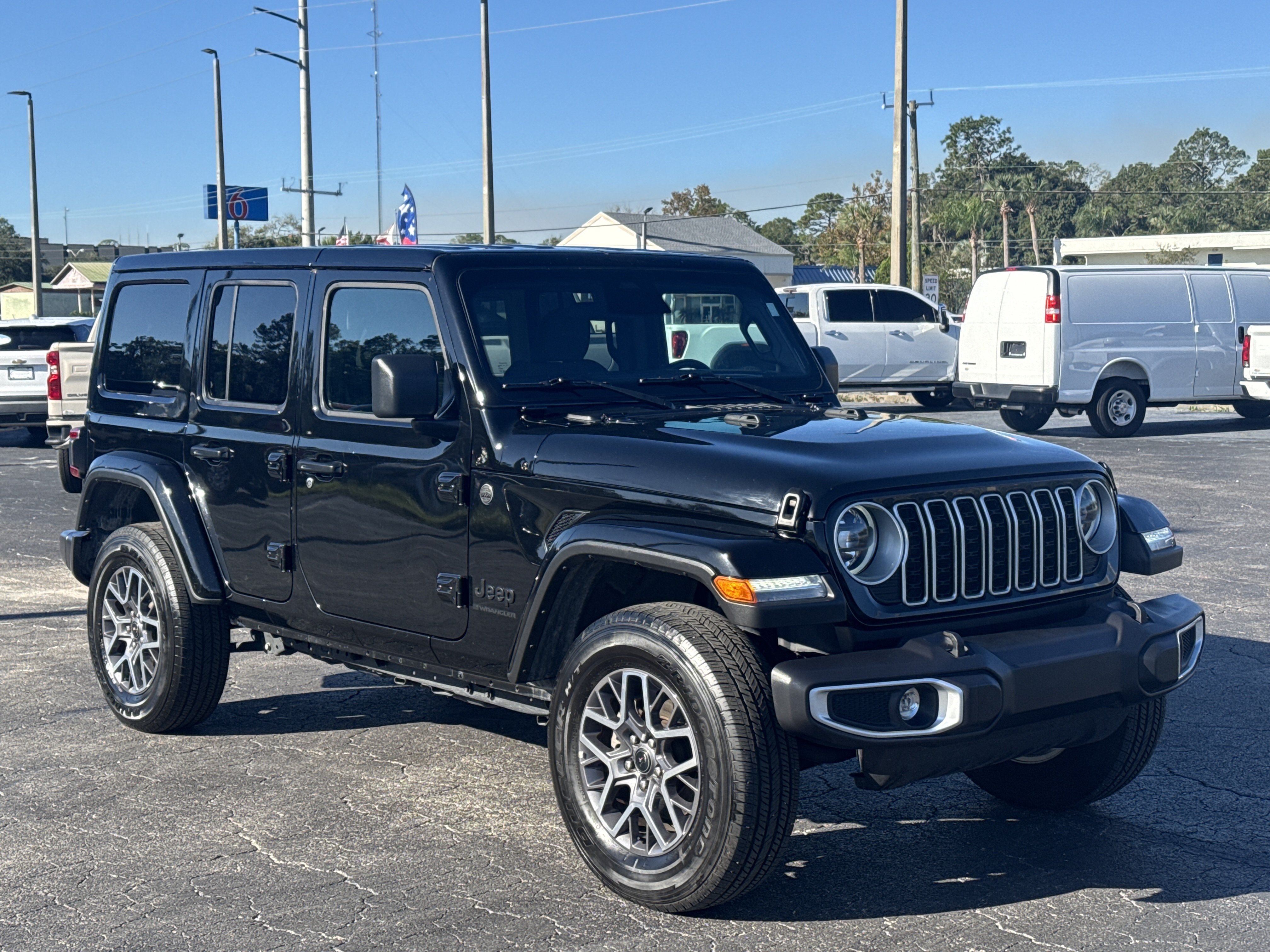 Used 2025 Jeep Wrangler Unlimited Sahara AWD/4WD image 3