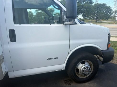 Used 2015 Chevrolet Express 4500 RWD image 6