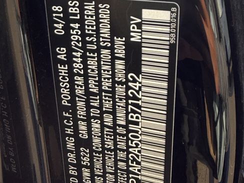 Used 2018 Porsche Macan Turbo w/ Premium Package Plus AWD/4WD image 28