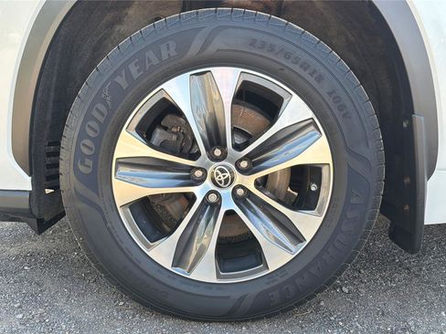 Used 2022 Toyota Highlander XLE AWD/4WD image 25