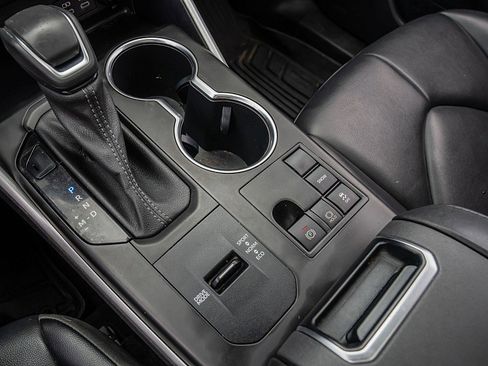 Used 2023 Toyota Highlander XLE image 28